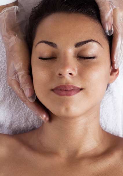 Facial massage. Pretty woman relaxing in the beauty treatment.  - Foto, Imagen
