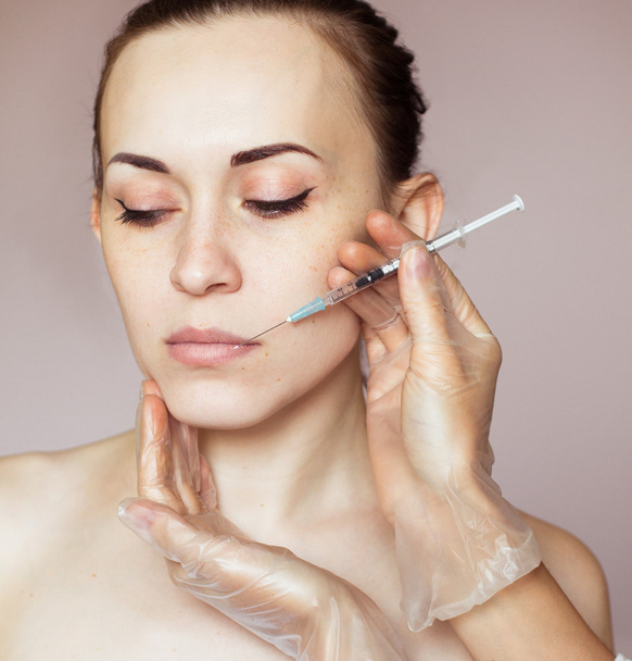Jovem mulher a receber injeção cosmética
 - Foto, Imagem