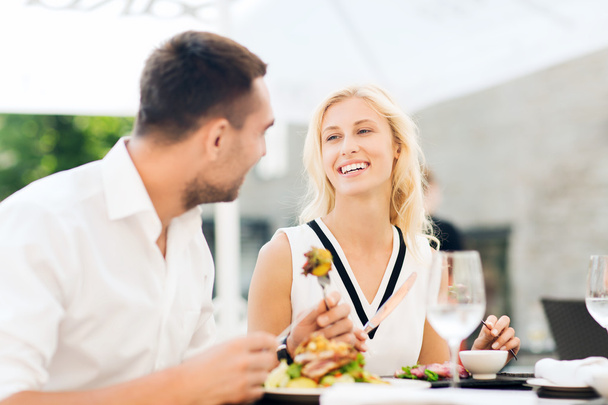 happy couple eating dinner at restaurant terrace - Foto, Bild