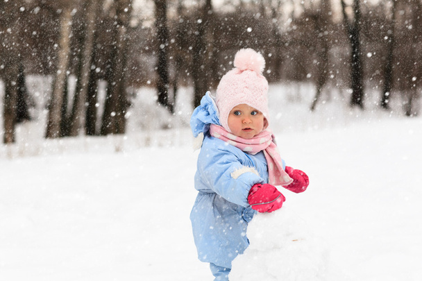 niña jugando con nieve en invierno - Foto, imagen