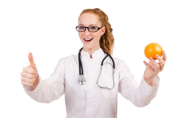 Bonita doctora con estetoscopio y naranja aislada
 - Foto, imagen