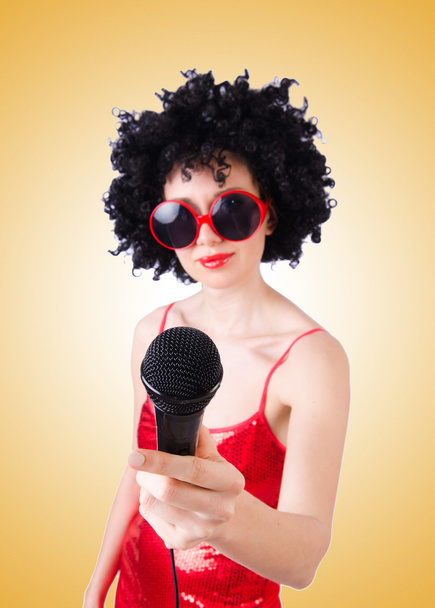 Mikrofon ellen színátmenet piros ruha popsztár  - Fotó, kép