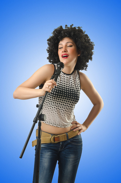 Femme avec coupe de cheveux afro contre le gradient
 - Photo, image