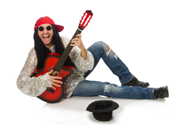Mannelijke musicus met gitaar op wit - Foto, afbeelding