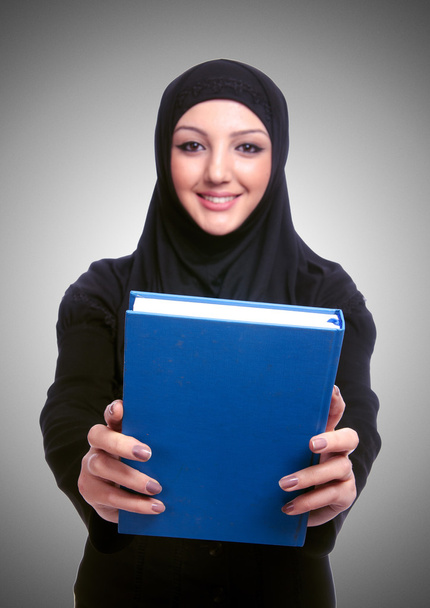 Молодая мусульманка с книгой
 - Фото, изображение