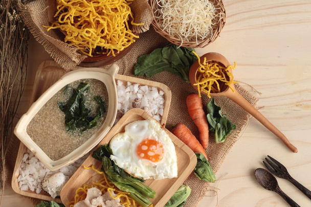 Sült tészta, a sertés és a pecsenyelével - kínai élelmiszer. - Fotó, kép