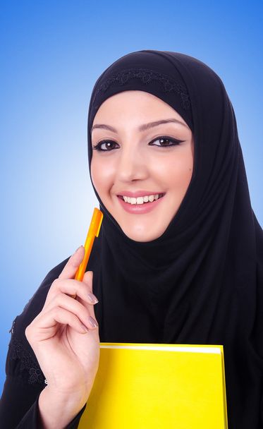 Jovem mulher muçulmana com livro
 - Foto, Imagem