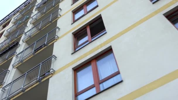bloco de elevação alta de apartamentos - janelas - vista de baixo - steadicam - close-up
 - Filmagem, Vídeo