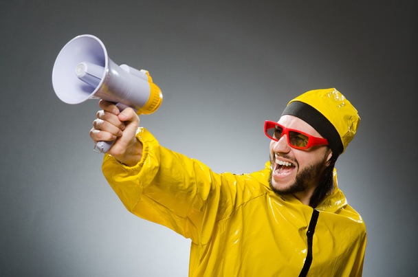 Man met gele pak met luidspreker - Foto, afbeelding
