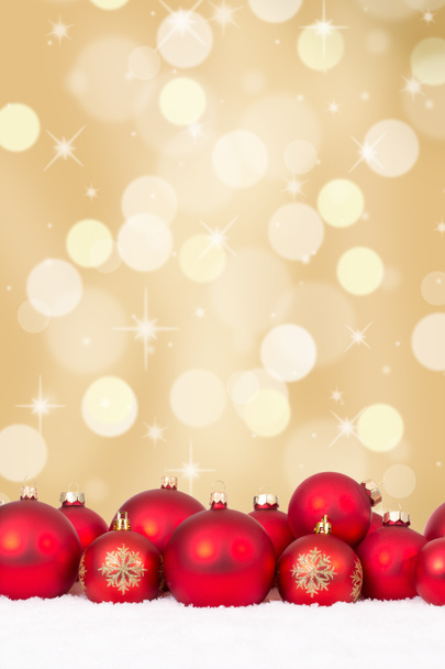 Kerstmis rode ballen decoratie met gouden achtergrond - Foto, afbeelding