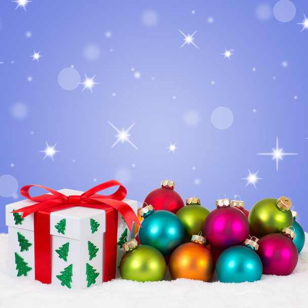 Decoración de regalos de Navidad con bolas de colores y estrellas
 - Foto, Imagen