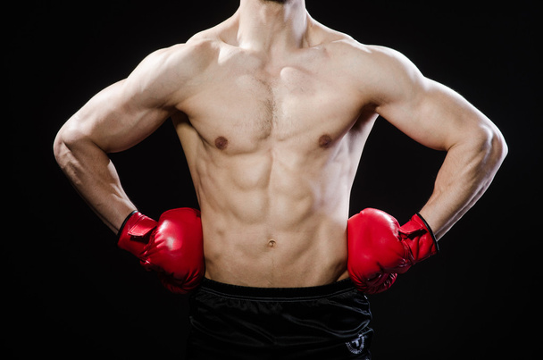Lihaksikas mies nyrkkeily käsite - Valokuva, kuva