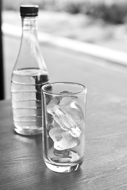 Zwart-wit Toon van glas drinkwater. - Foto, afbeelding