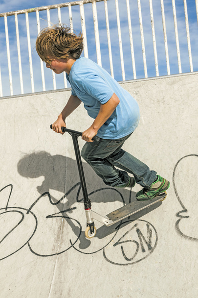 Junge mit Roller fliegt in die Luft  - Foto, Bild