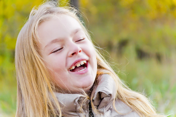 Cute laugh girl in sunlight - Fotoğraf, Görsel