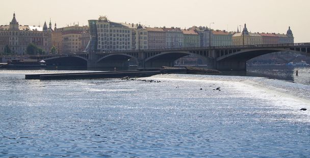 puente sobre el río con una estructura artificial
 - Foto, Imagen