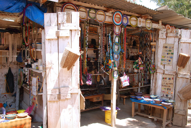 Afrikaanse ambachtelijke artikelen te koop op de markt in Iringa in Tanzania - Foto, afbeelding