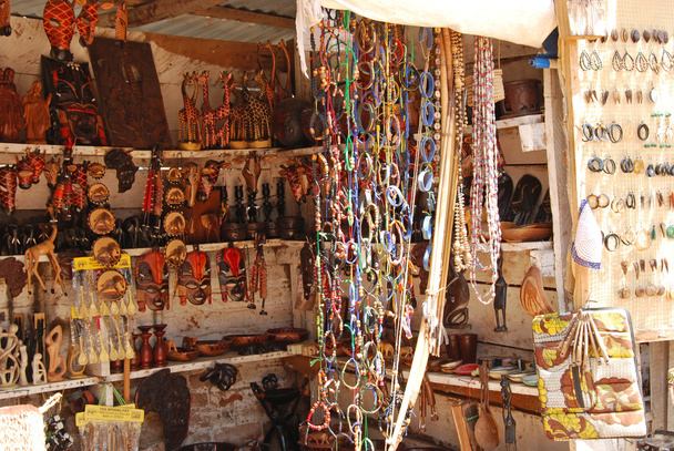 Afrykańskie rzemiosło przedmiotów na sprzedaż na rynku w Iringa w Tanzanii - Zdjęcie, obraz