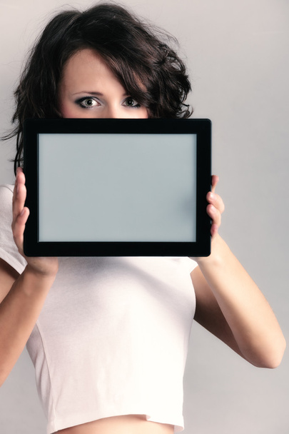 προκλητικό κορίτσι που παρουσιάζει αντίγραφο χώρου στο δισκίο touchpad - Φωτογραφία, εικόνα