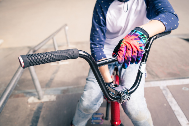 Мотоциклист BMX на велосипеде в шлеме
 - Фото, изображение