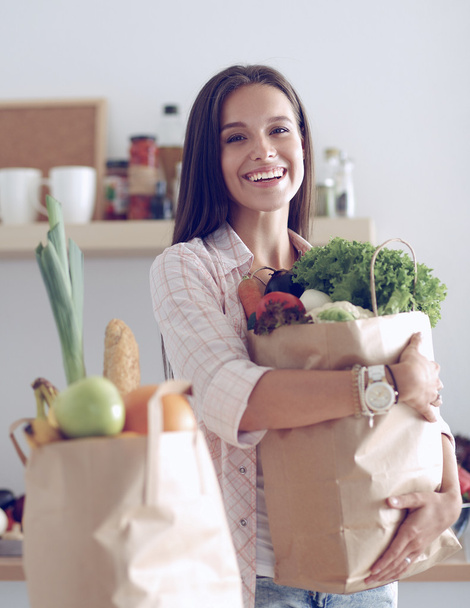 Mujer joven sosteniendo bolsa de la compra de comestibles con verduras  - Foto, imagen