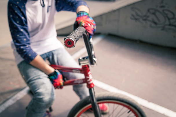 BMX jinete en su bicicleta en un casco
 - Foto, imagen