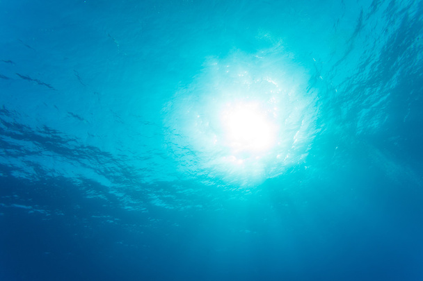 Cena subaquática com raios de luz solar
  - Foto, Imagem