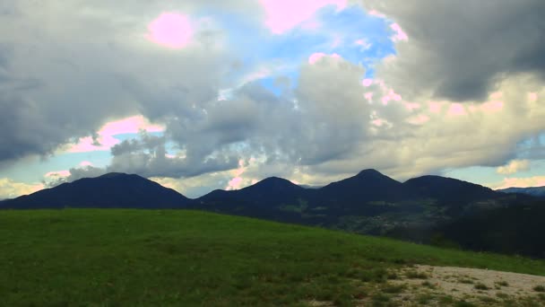 flauschige Wolken über den Bergen - Filmmaterial, Video