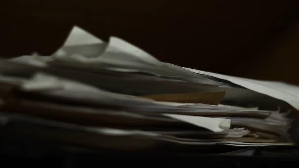 Pilha de papel no escritório
 - Filmagem, Vídeo