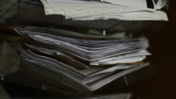 Pile de papier dans le bureau
 - Séquence, vidéo