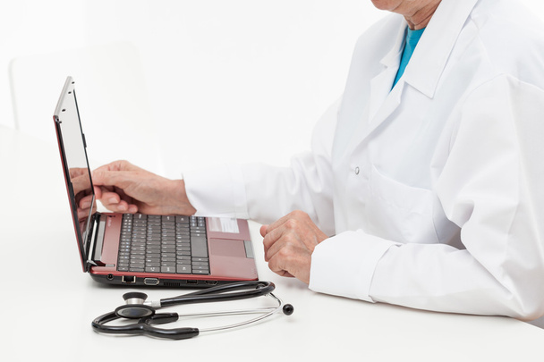 Doctor with laptop and stethoscope - Foto, Bild