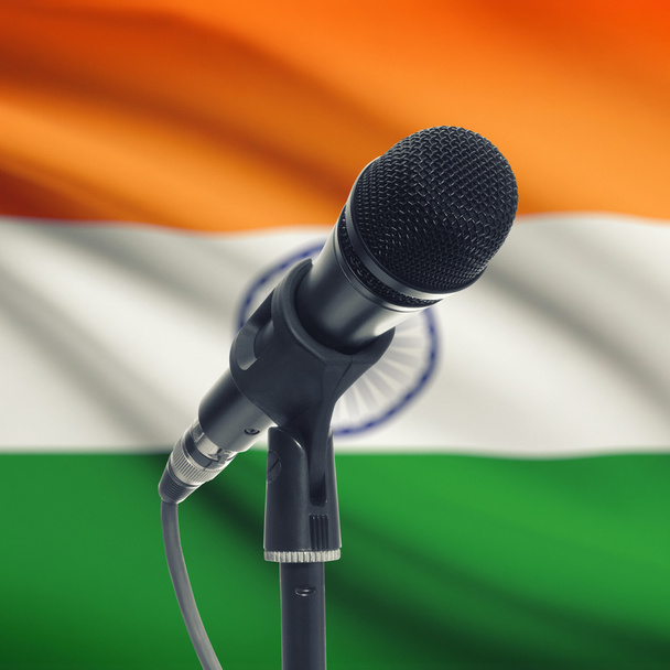 Mikrofon na stojaku z flagi narodowej na tle - Indie - Zdjęcie, obraz