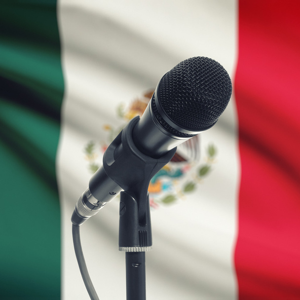 Микрофон на подставке с национальным флагом на фоне - Мексика - Фото, изображение