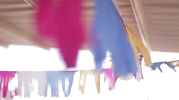 χρωματιστά κορδέλα στον άνεμο, στοιχείο του ντεκόρ - Πλάνα, βίντεο