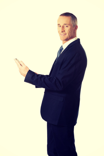 Mature man using digital tablet - Fotografie, Obrázek