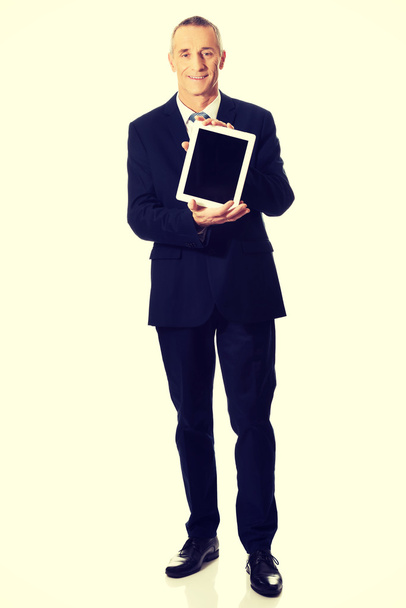 Happy businessman holding digital tablet - Valokuva, kuva