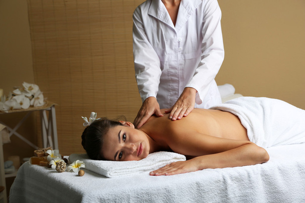 Giovane donna sul tavolo da massaggio nel salone di bellezza spa
 - Foto, immagini
