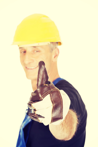 Repairman showing thumbs up - Foto, imagen
