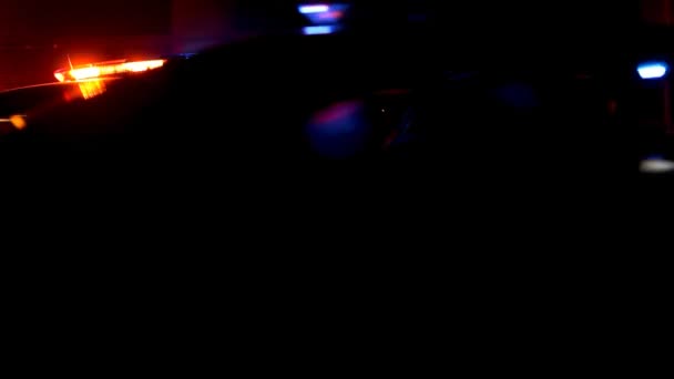 Coche de policía con luces parpadeando en el bloqueo de carreteras
 - Metraje, vídeo