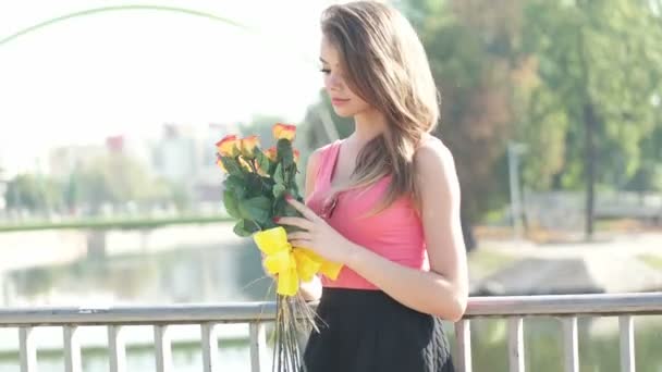 tinédzser séta egy csomó virággal a városban - Felvétel, videó
