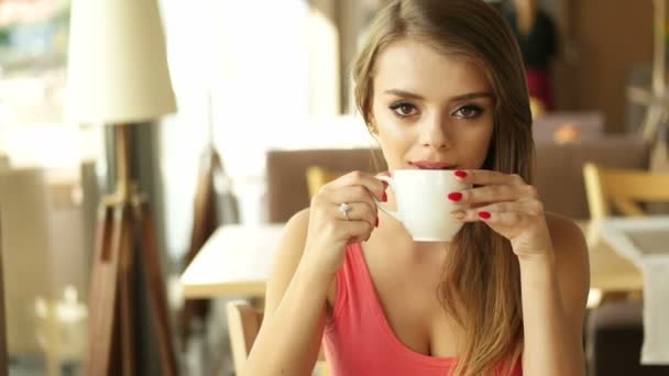 Frau im Café trinkt Cappuccino - Filmmaterial, Video
