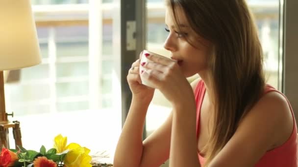 γυναίκα στο κατάστημα καφέ πίνοντας καπουτσίνο - Πλάνα, βίντεο