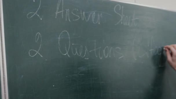 Mooie College student van schrijven op het schoolbord met krijt. - Video