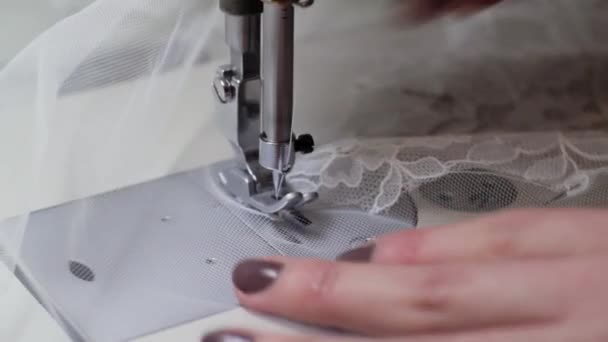 Naaister, naaien kant trouwjurk op de naaimachine . - Video