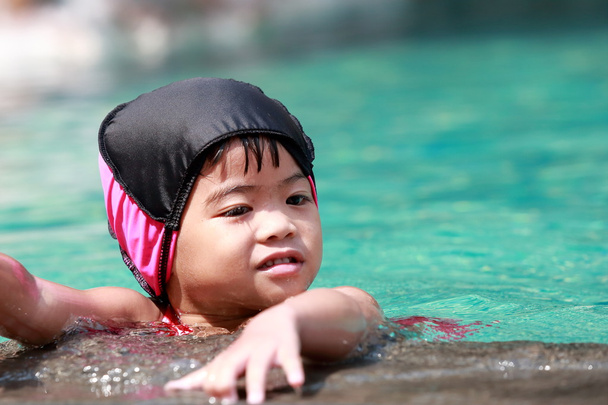 アジアの女の子がプールで遊んで - 写真・画像