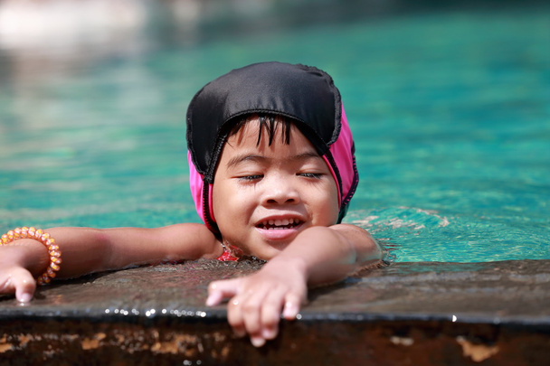 Ασιατική μωρό κορίτσι παίζει στην πισίνα - Φωτογραφία, εικόνα