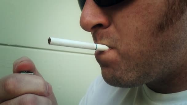 Mann zündet Zigarette an (echte Zeitlupe) - Filmmaterial, Video