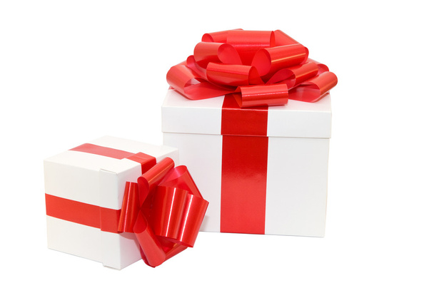 Подарочная коробка белого цвета с красной лентой
 - Фото, изображение