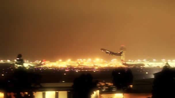 Αεροσκάφος που Απογειούμενη στο LAX (νύχτα) - Πλάνα, βίντεο