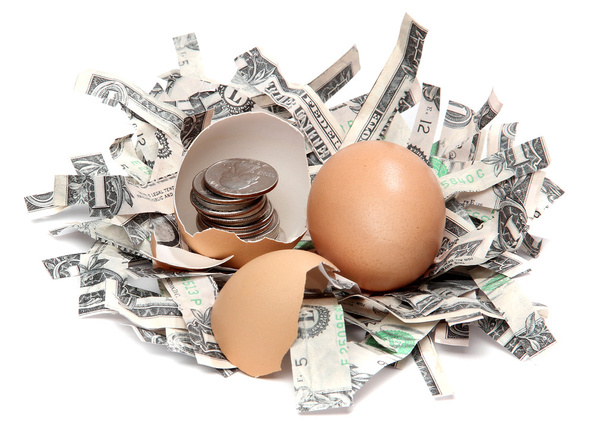 zerfetzte Dollars und Eierschalen mit Münzen - Foto, Bild